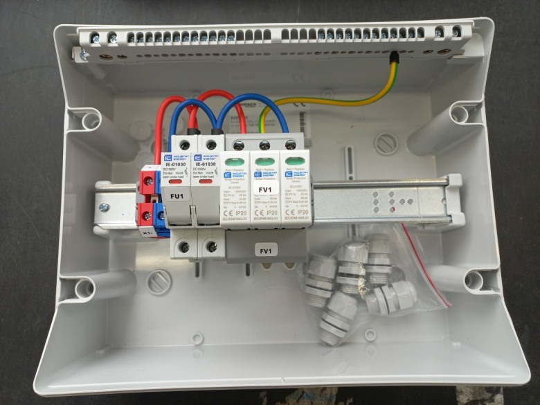 Kompletní DC nástěnnou rozvodnici Industry Energy RFVE-DC1-1-T12 1 string s průhledným víkem využijete při zařizování fotovoltaické elektrárny. Je určena pro maximální napětí 1 000 V, nabízí pozice pro 8 modulů a stupeň ochrany IP65.