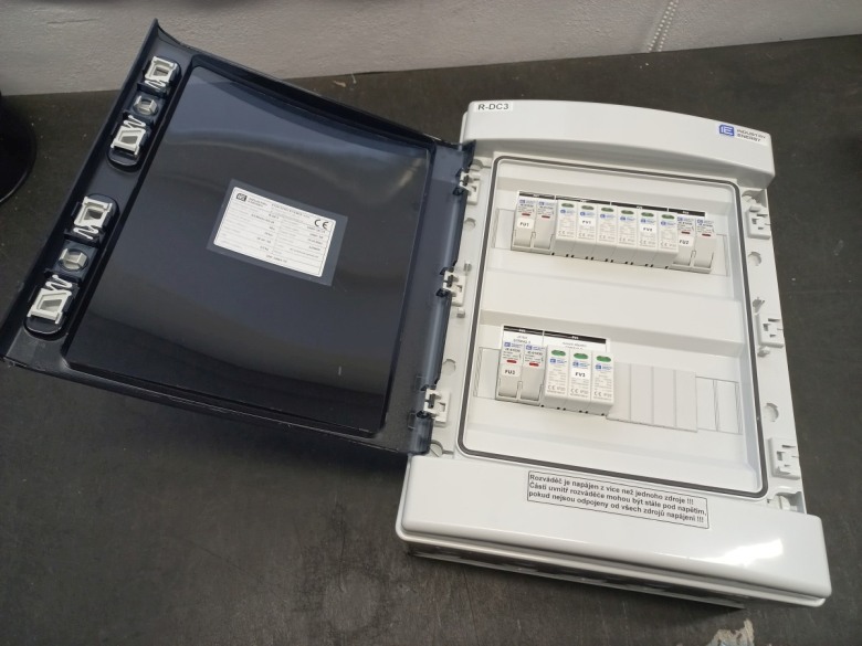 Kompletní DC nástěnná rozvodnice pro FVE Industry Energy R-DC3 pro 3 stringy IP65
