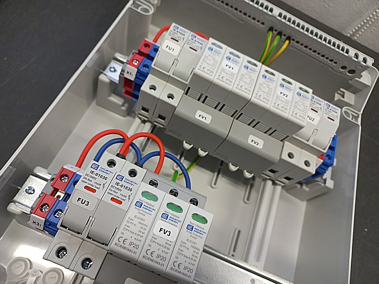Kompletní DC nástěnná rozvodnice pro FVE Industry Energy R-DC3 pro 3 stringy IP65