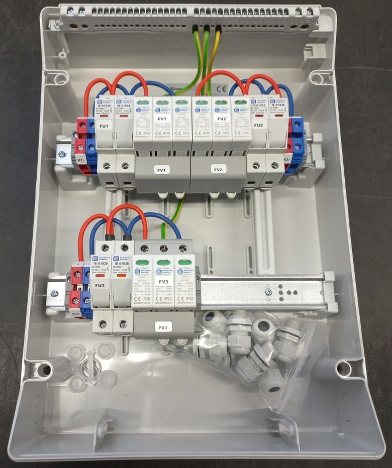 Kompletní DC nástěnná rozvodnice pro FVE Industry Energy R-DC3 pro 3 stringy IP65
