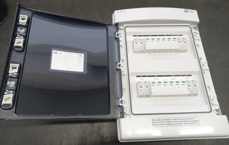 Kompletní DC nástěnná rozvodnice pro FVE Industry Energy R-DC4 pro 4 stringy IP65