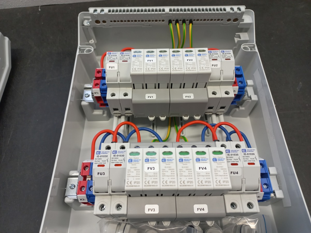 Kompletní DC nástěnná rozvodnice pro FVE Industry Energy R-DC4 pro 4 stringy IP65