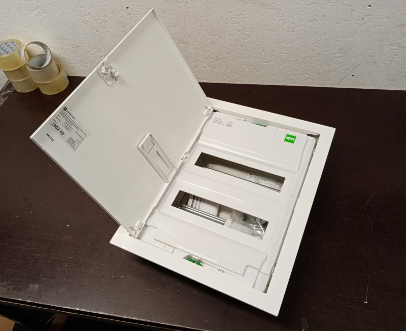 Rozvaděč pod omítku SEZ C-BOX MSF 28 s kovovými dvířky, IP30, 24+4 modulů, 478x358x94mm