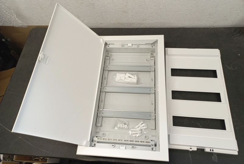 Noark 107102 PMF 24 Plastové rozvodnice s bílými plechovými dveřmi