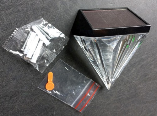 Obsah balení Nástěnné svítidlo Tracon GARDIA se solárním panelem