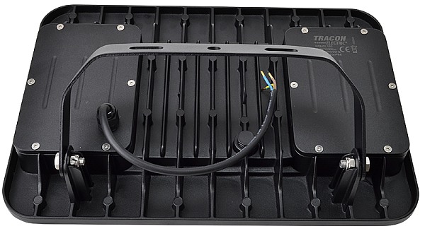 Reflektor Tracon RSMDL150 má pevně zabudovaný ohebný přívodní kabel délky 30cm se 3 vodiči průřezu 1,5 mm2.