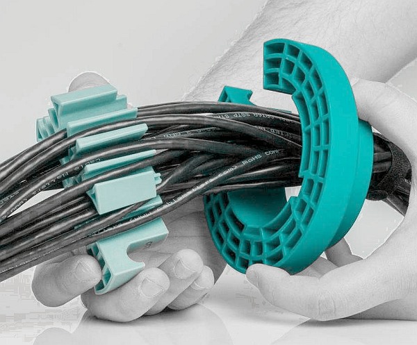 Nástroj hřeben pro organizaci síťových kabelových svazků