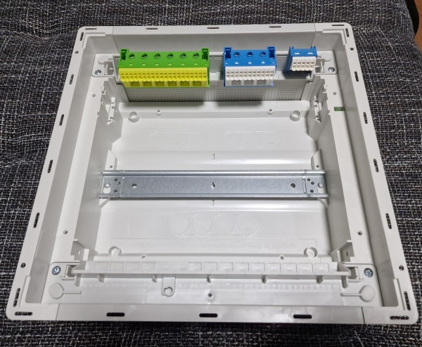 HAGER VU12NC Rozvodnice zapuštěná volta, 1-řadá, 12 + 2 mod., bezšroubové svorky