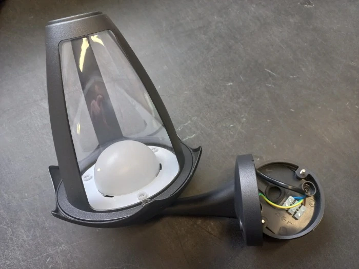 Tracon GARD8W Exteriérové LED svítidlo,nástěnnése závěsným ramenem, dolu 230 VAC, 50 Hz, 8 W, 550 lm, 3000 K, IP54, EEI=G