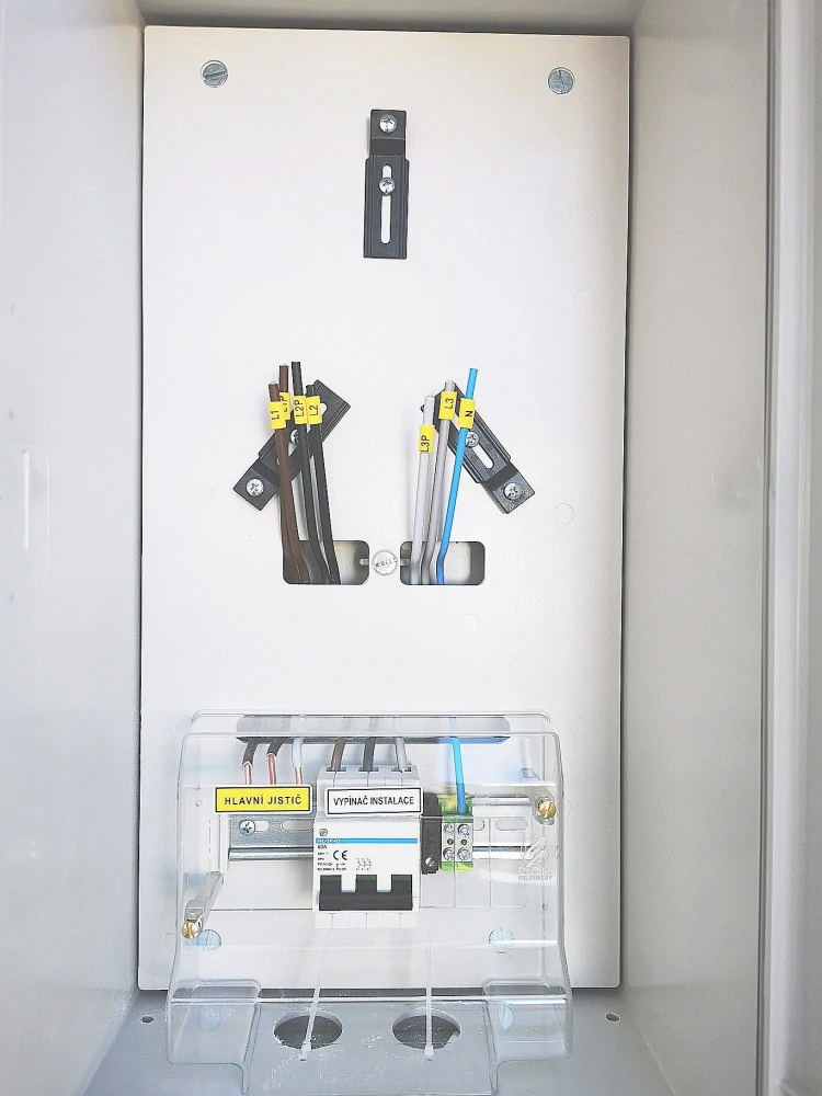 DCK ER112/NVP7P-C/63/QM Elektroměrový rozvaděč do výklenku, 1x jednotarifní, 3f, s vypínačem 63A, 320x600x220 *5941000223