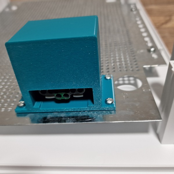 Zásuvka Mosaic 230V s držákem pro multimendiální rozvodnice Noark