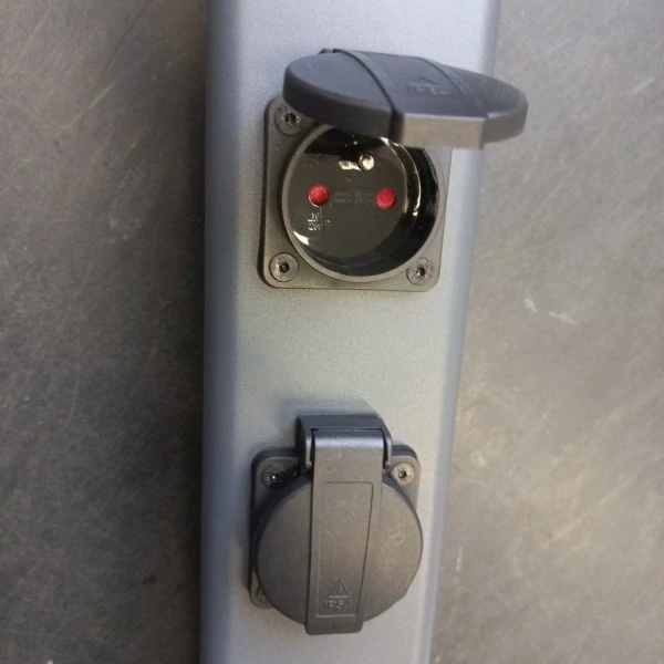 Zahradní zásuvkový sloupek se svítidlem Tracon GARN2FE27, 2xzásuvka s kolíkem, 230VAC, E27, max.35W, IP54, 0,5m, 2600W