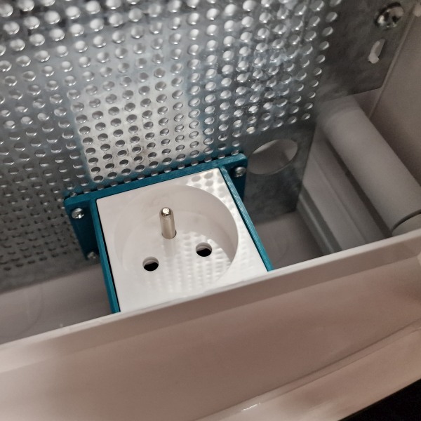 Zásuvka Mosaic 230V s držákem pro multimendiální rozvodnice Noark