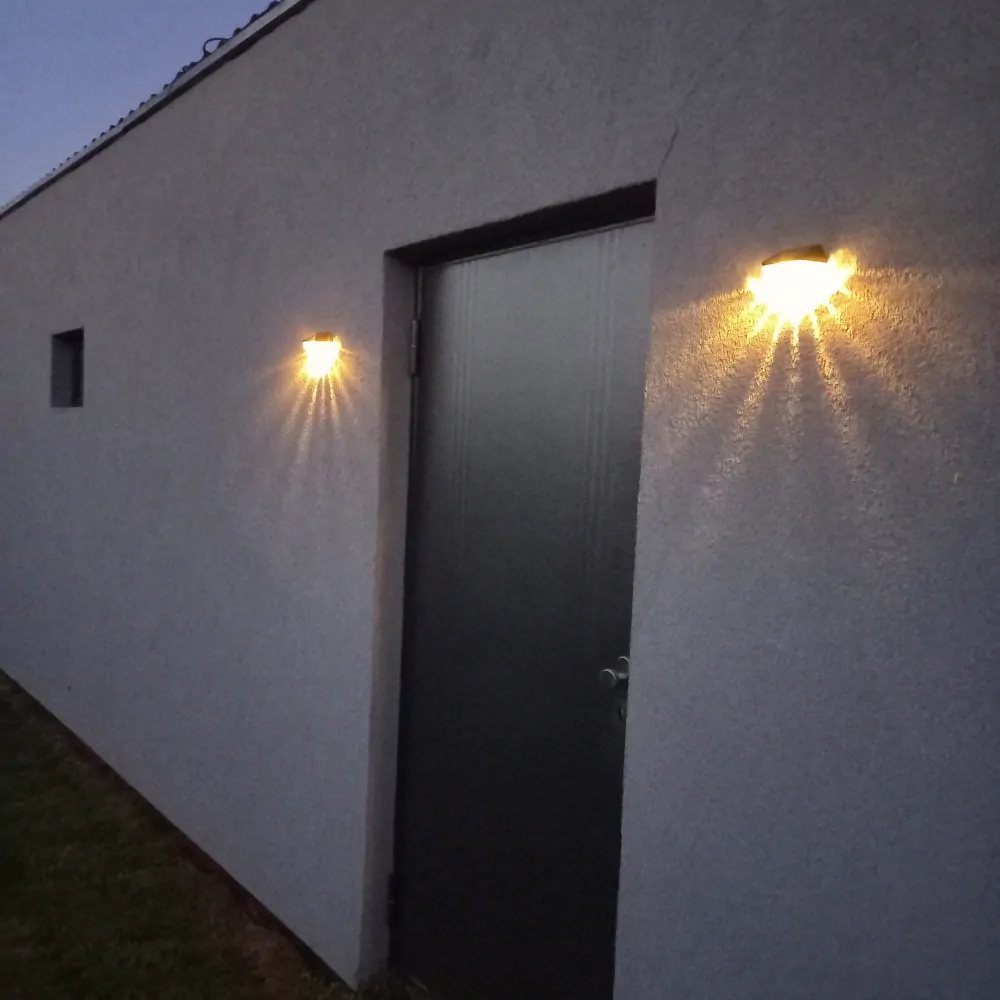 Nástěnné svítidlo Tracon GARDIA se solárním panelem