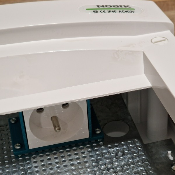 Zásuvka Mosaic 230V s držákem pro multimendiální rozvodnice Noark