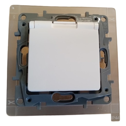 Legrand Niloé zásuvka IP44 bílá 764537