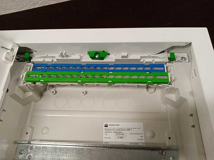 Rozvaděč pod omítku SEZ C-BOX MSF 28 s kovovými dvířky, IP30, 24+4 modulů, 478x358x94mm