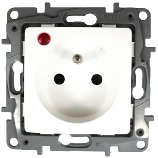 Legrand Niloé zásuvka s přepěťovou ochranou třídy D bílá S64527