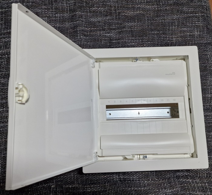 Rozvodnice HAGER VH12NE kovová dvířka