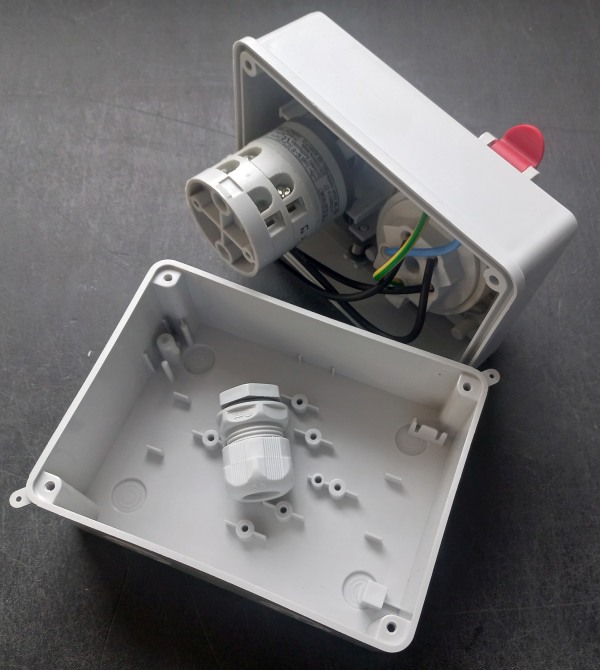 Blokovaná zásuvka na omítku se spínačem BZS 1653 400V, IP44, 16A, 5-pól - rozbor