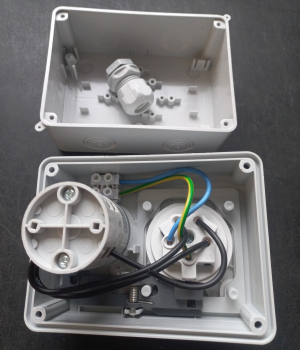 Blokovaná zásuvka na omítku se spínačem BZS 1653 400V, IP44, 16A, 5-pól - rozbor2